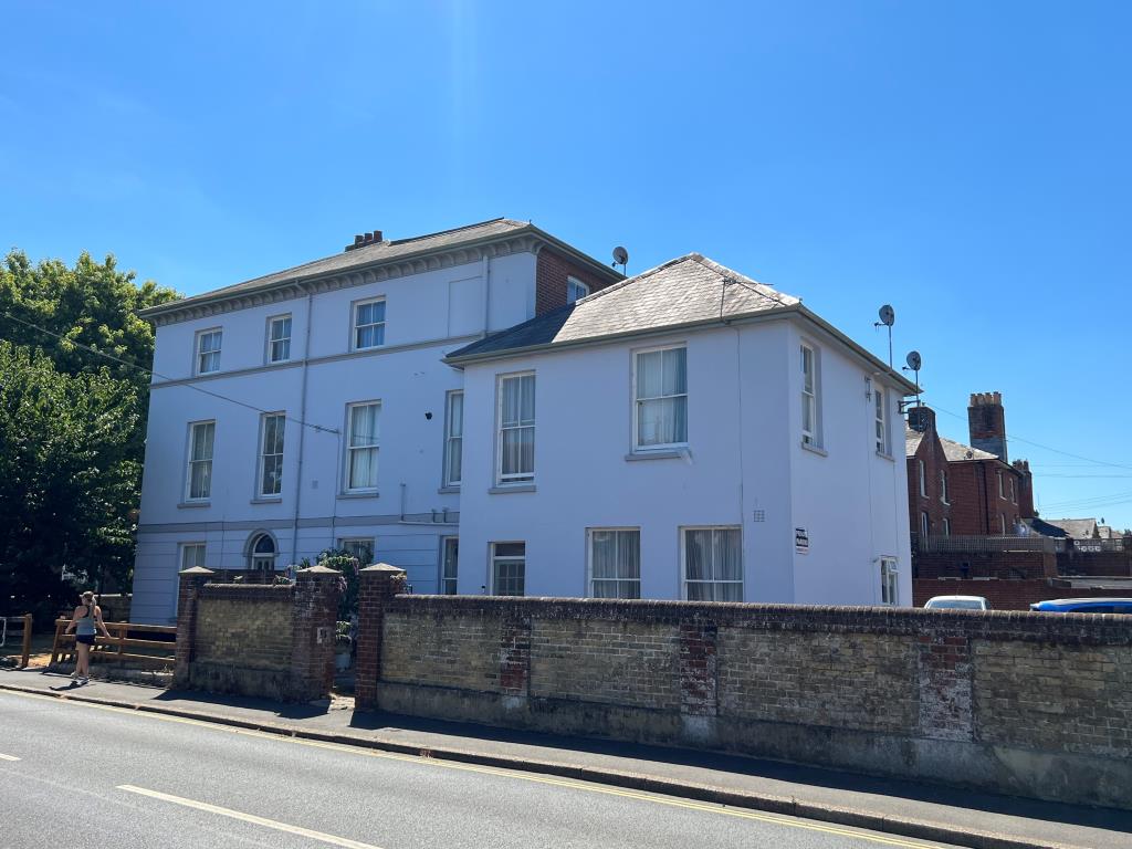 Lot: 108 - FREEHOLD MIXED INVESTMENT COMPRISING FOUR FLATS AND TWO COMMERCIAL OFFICES - 